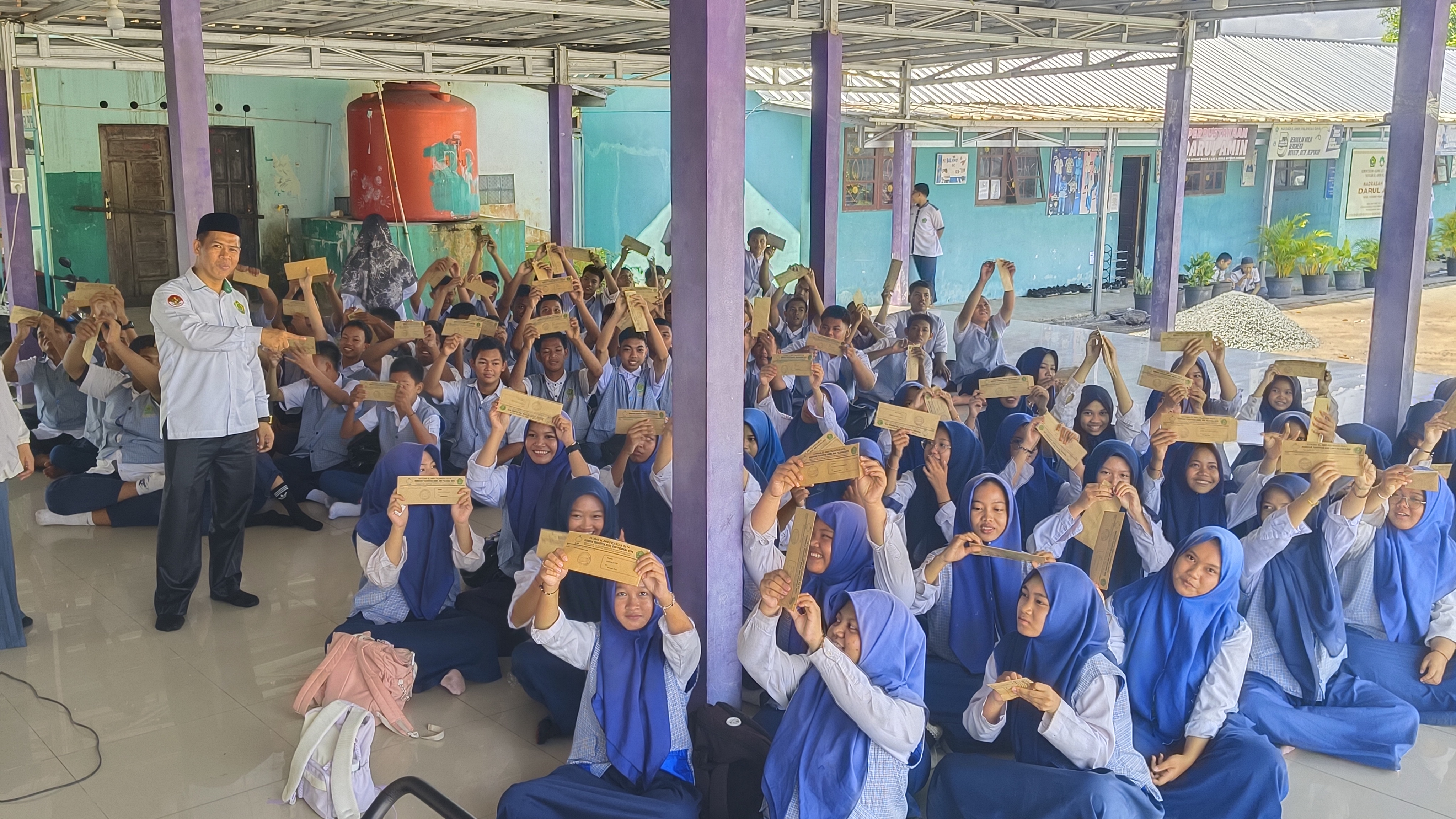 Penuh Haru dan Kebahagiaan, 108 Siswa MTs Darul Amin Dinyatakan Lulus Penuh Haru dan Kebahagiaan, 108 Siswa MTs Darul Amin Dinyatakan Lulus