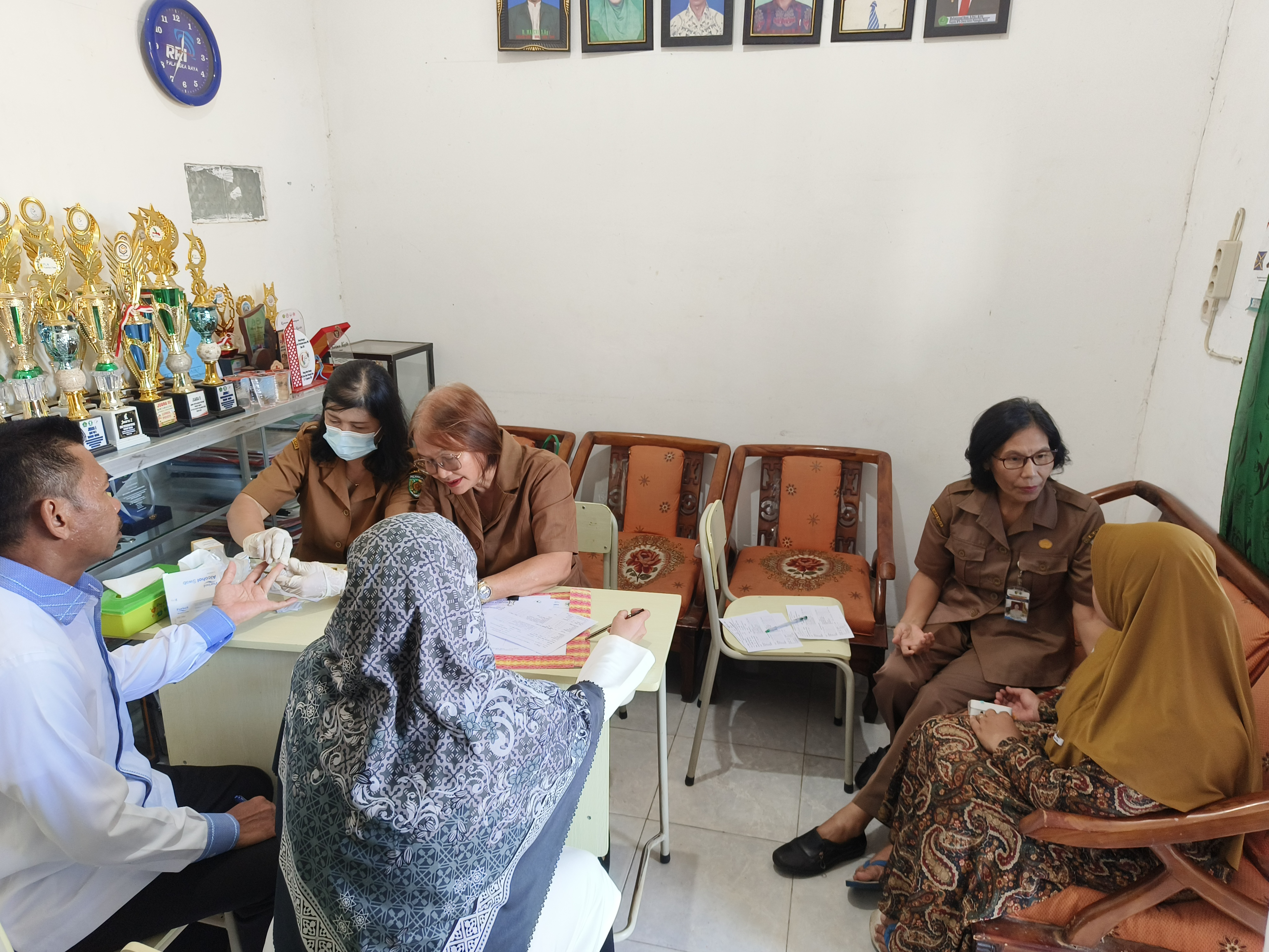 Siswa Dapat Edukasi, Guru Darul Amin Cek Kesehatan Siswa Dapat Edukasi, Guru Darul Amin Cek Kesehatan
