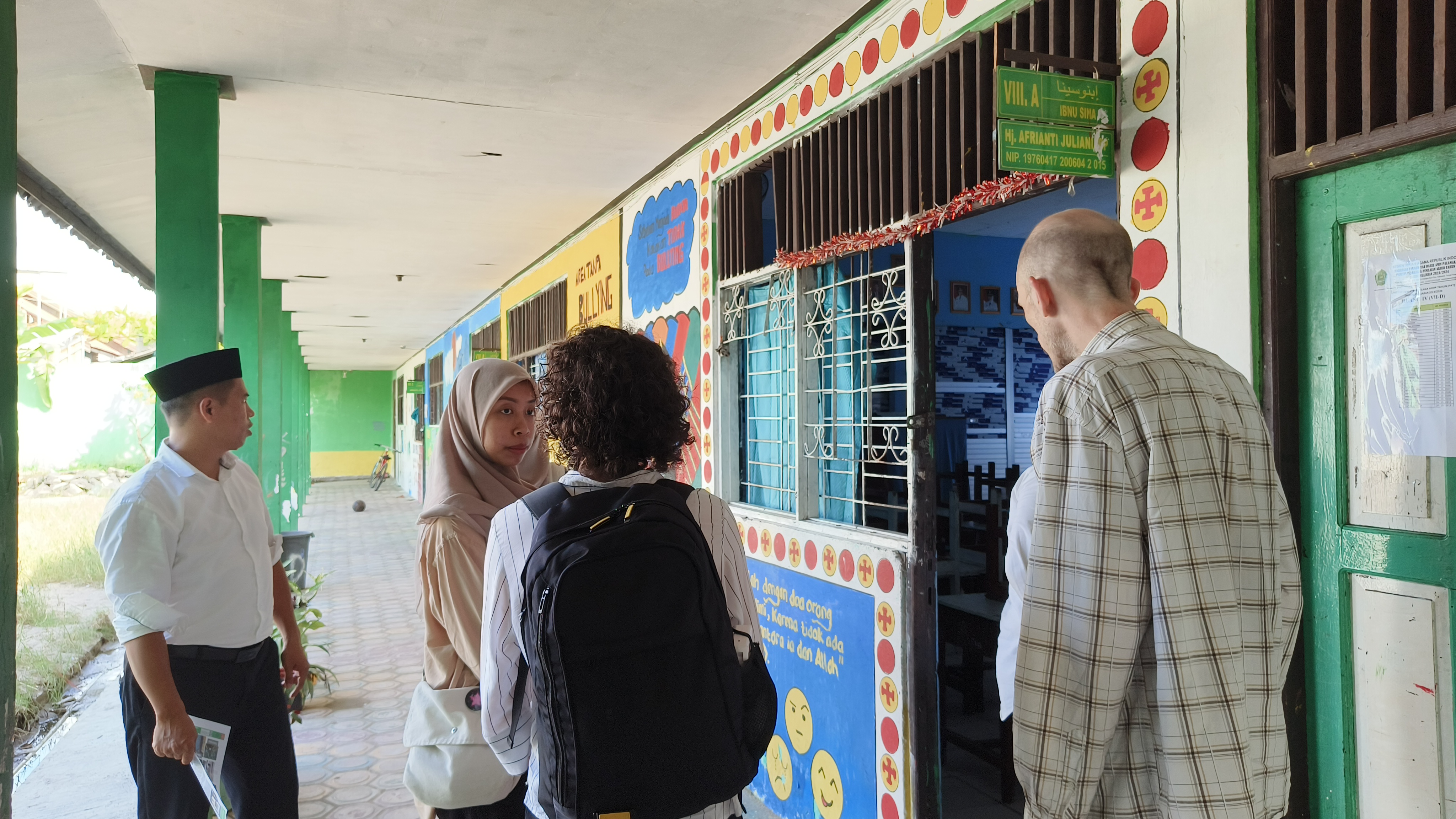 MTs Darul Amin Disambangi Peneliti Asal Inggris MTs Darul Amin Disambangi Peneliti Asal Inggris
